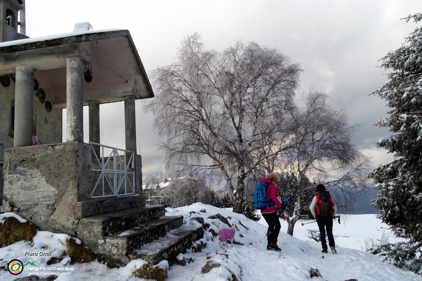 43 Alla cappelletta di vetta del Monte Poieto (1360 m).JPG